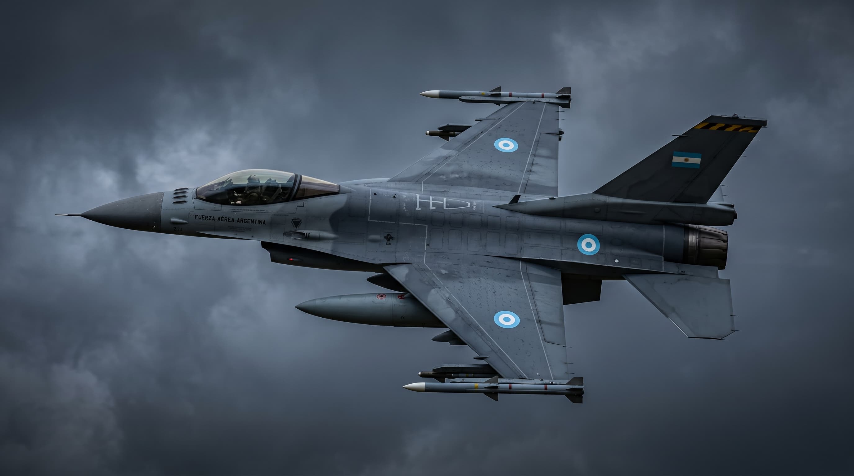 F-16 de la Fuerza Aérea Argentina en vuelo